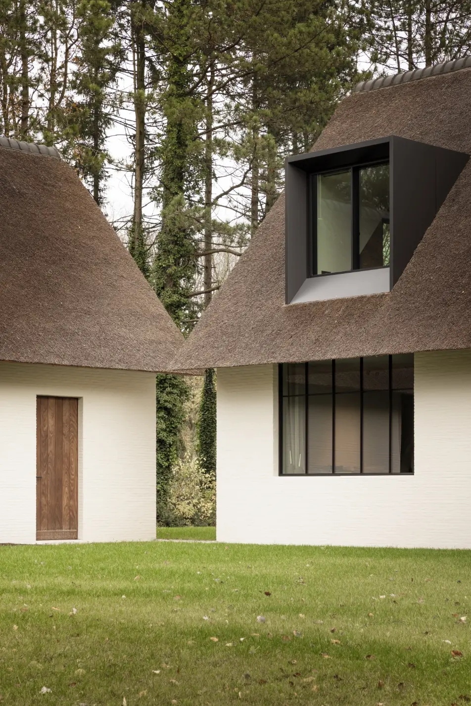 Moderne woning met witte gevels